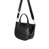 Cartera marrón tipo media luna con textura croco, asa corta y correa larga regulable y desmontable.