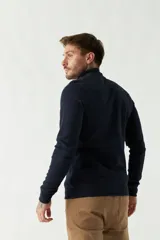 Buzo de felpa azul marino para hombre con medio cierre frontal, logo estampado en el pecho y puños. El modelo mide 1,80 m y usa talle M.