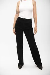 Jean de corte recto color negro, con diseño de rombos formados por pequeños brillos o tachas aplicadas en toda la prenda.