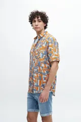 Camisa negra con estampado cachemir en blanco, de manga corta y corte recto.