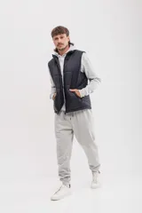 Chaleco puffer negro con cierre frontal y bolsillos laterales.