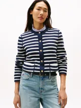 Cárdigan de algodón orgánico a rayas horizontales azul marino y blancas, con cuello redondo, cierre frontal con botones dorados y bolsillos delanteros.