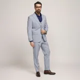 Traje de tres piezas Fellini S6, color beige, compuesto por saco de solapa muesca, chaleco con botones y pantalón de corte recto.