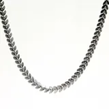 Gargantilla plateada de acero con forma de espiga labrada.