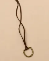 Choker de cuero marrón con dije en forma de estribo metálico color dorado envejecido.