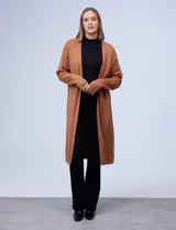 Cardigan largo de tejido de punto, con frente abierto y mangas largas. Diseño minimalista y versátil.