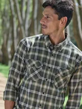 Camisa a cuadros azul marino, con cuello abotonado, manga larga y dos bolsillos con solapa abotonada en el pecho.