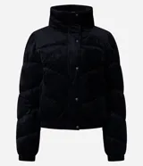 Campera puffer de mujer con diseño acolchado y textura acanalada tipo cotelé. Presenta cuello alto, cierre frontal con botones a presión y puños elásticos.