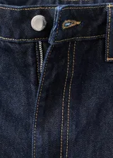 Jeans tiro medio de corte recto y diseño largo, confeccionados en tejido denim de algodón. Cuentan con cierre delantero de cremallera y botón, trabillas para cinturón, bolsillos delanteros y bolsillos de parche en la parte posterior, con costura del bajo ancha.