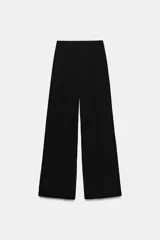 Pantalón largo color bordó, confeccionado en crepe fluido, con tiro alto, cintura elástica y diseño de pierna ancha.