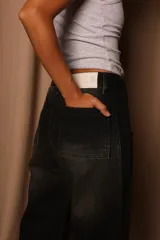 Pantalón de jean negro de corte recto con bolsillos cuadrados en la parte trasera.