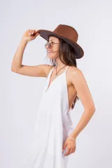 Vestido largo negro con escote en V, breteles finos y falda amplia con volado en el ruedo.