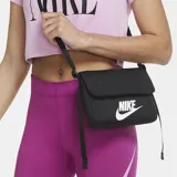 Bandolera Nike Sportswear modelo Futura 365, color negro con logo Swoosh estampado en blanco en la parte frontal. Cuenta con cierre de solapa magnética, correa ajustable para el hombro y bolsillo trasero con cierre.