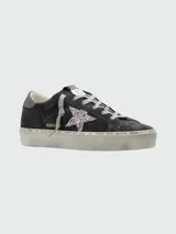 Championes Golden Goose modelo Hi Star, color gris oscuro con estrella glitter rosa, cordones grises y detalles en gris claro.