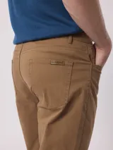 Pantalón de gabardina color marrón claro, de corte recto.