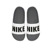 Ojotas Nike Offcourt Slide, de diseño cómodo y deportivo, color gris con banda ancha en el empeine de color blanco que lleva la palabra NIKE en letras negras grandes.