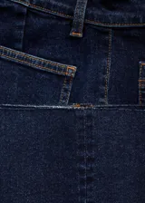 Jeans de tiro medio con diseño acampanado y corte cropped. Presenta bolsillos de parche en la parte delantera y trasera, cierre frontal con cremallera y botón, y trabillas para cinturón.