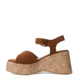 Sandalias de plataforma tipo cuña con acabado símil corcho, color marrón, con tiras de material textil gamuzado, hebillas doradas ajustables en el empeine y pulsera al tobillo.