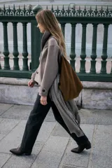 Abrigo corto de paño en color marrón chocolate, con cuello de solapa, cierre frontal cruzado con botones y mangas largas con detalle de trabilla y botón en los puños.