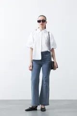 Jean elastizado de fit oxford color azul, con aplicaciones sutiles de strass distribuidas en el delantero y en la botamanga.