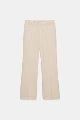 Pantalón de tiro alto con trabillas, bolsillos laterales y cierre frontal con cremallera y gancho metálico. Presenta un diseño de corte recto con costuras decorativas a contraste en la cintura y el ruedo.