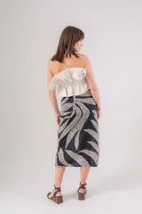 Falda larga con estampado abstracto en blanco y negro, tajo lateral y cierre invisible.