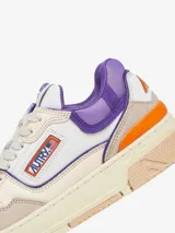 Championes Autry modelo CLC Low para mujer, color blanco hueso con detalles en gris, naranja y violeta.