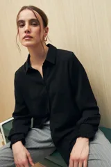 Camisa color café con textura sutil, cuello clásico, botones forrados a tono y mangas largas con puños fruncidos.