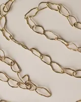 Collar plateado con eslabones grandes de metal con forma irregular.