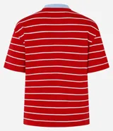 Remera de manga corta con rayas horizontales rojas y blancas, confeccionada en tejido malhão, con cuello redondo en color celeste.