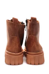 Borcego acordonado color marrón de cuero con plataforma y suela track.