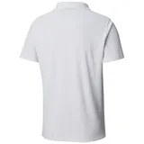 Polo de manga corta Columbia, color blanco, con cuello clásico abotonado y logo de la marca bordado en el pecho. Confeccionado con tecnología Omni-Wick para absorción de humedad y Omni-Shade para protección solar.