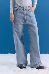 Jean de corte oversize y tiro medio-alto, en color celeste con lavado tipo ice y acabado con foil transparente. Presenta un diseño de pierna ancha y estampa en la parte trasera.
