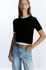 Jeans culotte de tiro alto color celeste, con corte wide leg y largo cropped. Incluye cinturón marrón de cuero.