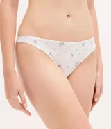 Kit de dos bombachas tipo bikini confeccionadas en algodón con elastano. Una prenda es de color celeste liso y la otra presenta un estampado floral delicado sobre fondo blanco. Ambas cuentan con un pequeño lazo decorativo en la cintura.