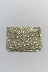 Tarjetero color dorado con textura símil cuero de cocodrilo. Cuenta con múltiples ranuras para tarjetas y un compartimento central.