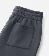 Pantalón jogger de algodón con felpa, color beige, con cintura elástica, cordón ajustable y puños elásticos en los tobillos. Cuenta con bolsillos laterales y un bolsillo posterior.