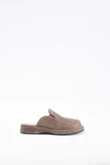 Zuecos de cuero vacuno en color beige, con diseño de punta redondeada y suela plana de goma.