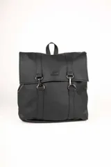 Mochila Daniel Cassin modelo Pluie, de color negro, con solapa frontal, tiras decorativas verticales y cierres de gancho metálico.