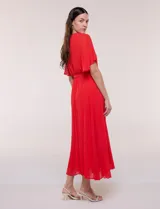 Vestido midi Sandra Darren de gasa plisada color rojo, con escote en V cruzado, mangas cortas fluidas y lazo ajustable en la cintura.