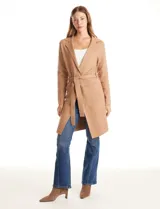 Chaqueta de punto color tostado, de viscosa, con cuello solapa, frente abierto y lazo para ajustar en la cintura. Incluye bolsillos funcionales en la parte delantera.