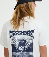 Remera de algodón color blanco, corte comfort, con cuello redondo y mangas cortas. Presenta un estampado grande en la espalda con la palabra "OFFSHORE" en tipografía ondulada y una imagen de una ola de mar con gráficos tribales en azul marino.