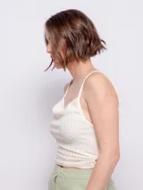 Top negro sin mangas, con tirantes finos, escote en V y frunce lateral con cut out.