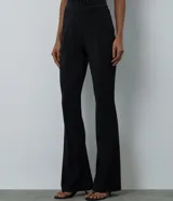 Pantalón flare de tiro alto confeccionado en punto roma, con diseño estructurado que se ajusta en caderas y muslos para abrirse desde la rodilla. Presenta una silueta elegante y versátil.