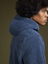 Campera de abrigo tipo fleece color azul marino, con cierre frontal completo y cuello alto.