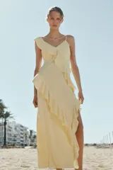 Vestido midi de punto interlock color amarillo, con escote en V, breteles finos y volados diagonales en el frente.
