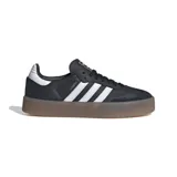 Zapatillas Adidas Samba de cuero negro con las tres tiras blancas y suela de goma marrón con plataforma.