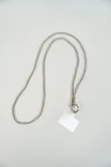 Correa para celular de diseño tipo cadena, completamente recubierta de strass plateado, con argolla metálica y adaptador para funda.