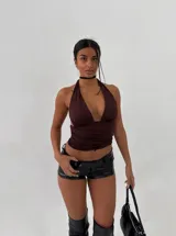 Top negro con escote profundo en V y cuello halter, estilo cruzado en la espalda.