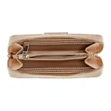 Billetera Guess modelo Emelie de formato compacto, color blanco con estampado multicolor de logos y motivos geométricos. Cuenta con cierre perimetral y logo metálico dorado en el frente.